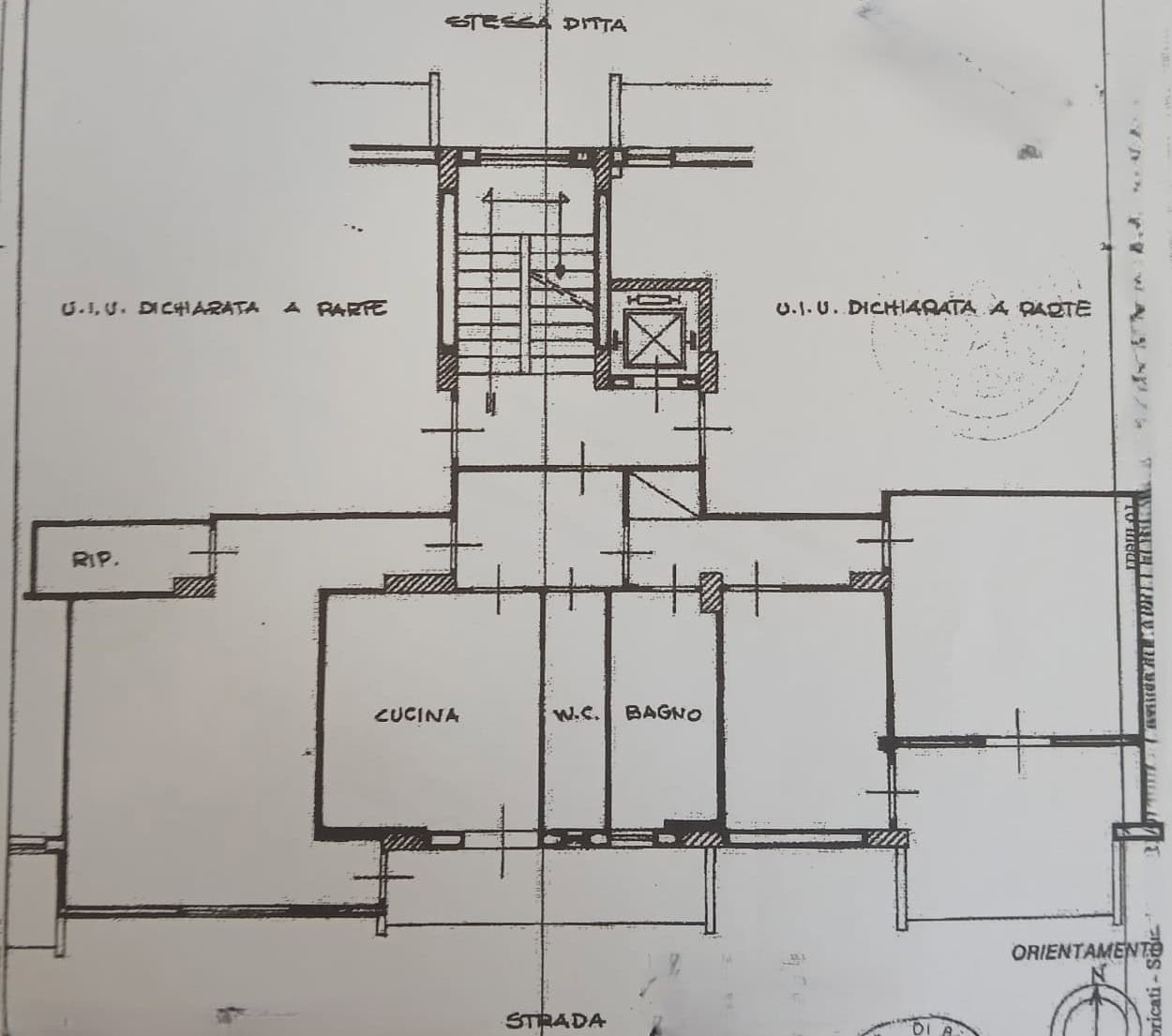1. Pianta di appartamento con layout dettagliato di cucina, bagno, ripostiglio e camere da letto, ideale per consulenza immobiliare e acquisto casa.