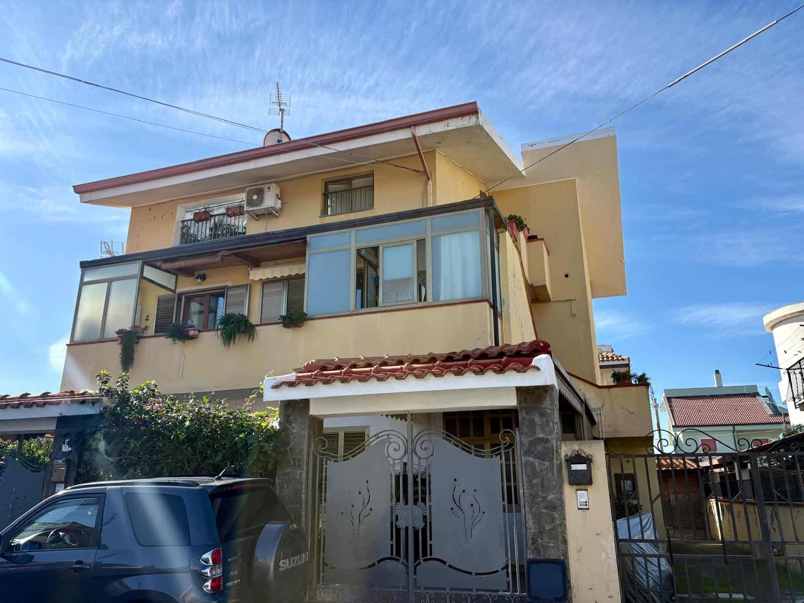 Ampia casa indipendente con balconi e terrazze, arredi funzionali e giardino privato, in zona residenziale tranquilla, ideale per famiglie, vicino alle comodità e ai servizi locali.