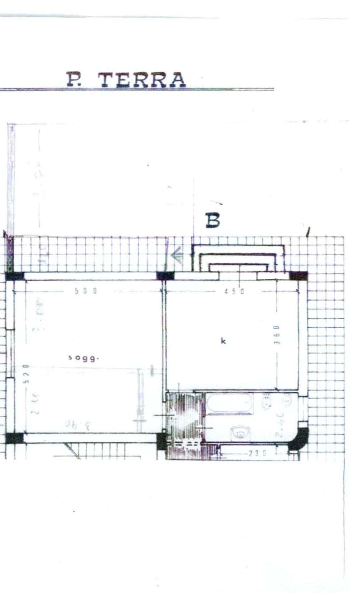 1. Planimetria appartamento casa con soggiorno, cucina e bagno, dettagli tecnici e misure.