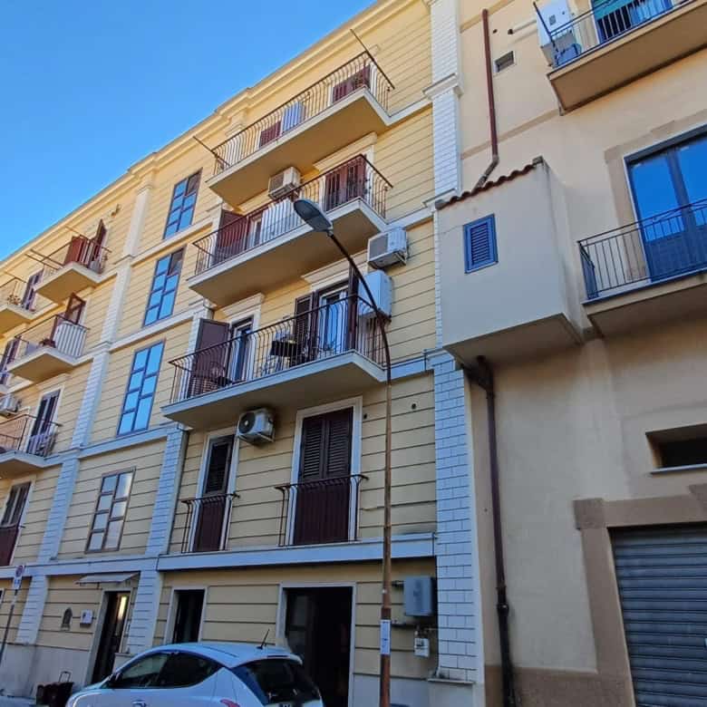 Accogliente edificio residenziale nel centro città con balconi e facciata in stile classico, perfetto per investimenti immobiliari e locazioni di qualità.