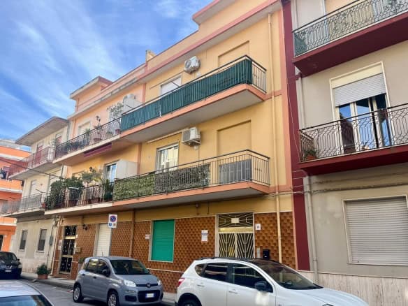 Appartamento in vendita a Napoli, edificio residenziale con terrazze e balconi, struttura moderna con finiture di qualità, zona ben servita, ottimo investimento immobiliare.