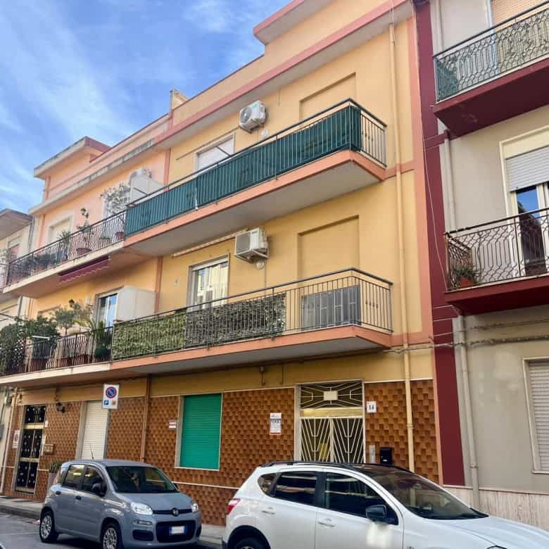 Appartamento in vendita a Napoli, edificio residenziale con terrazze e balconi, struttura moderna con finiture di qualità, zona ben servita, ottimo investimento immobiliare.