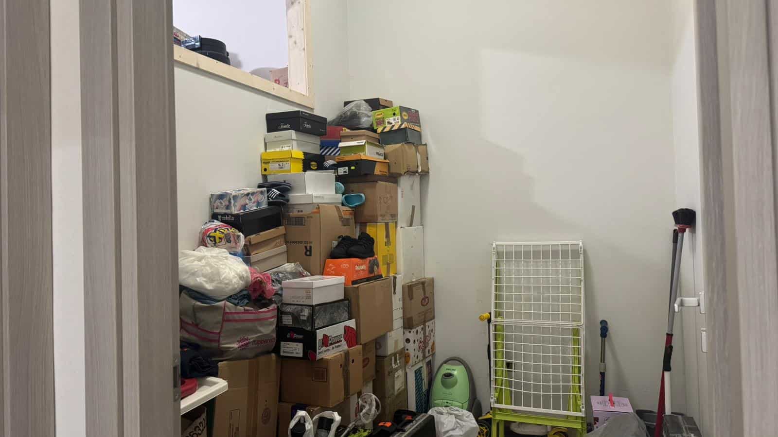 1. Scaffale con scatole e oggetti vari in ripostiglio, spazio di stoccaggio domestico, organizzazione casa.
