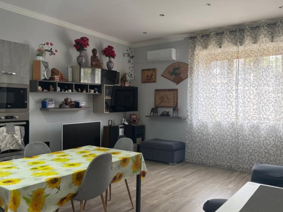 1. Ideale casa con soggiorno accogliente, arredi moderni e decorazioni tradizionali, spazio ideale per vivere e rilassarsi.