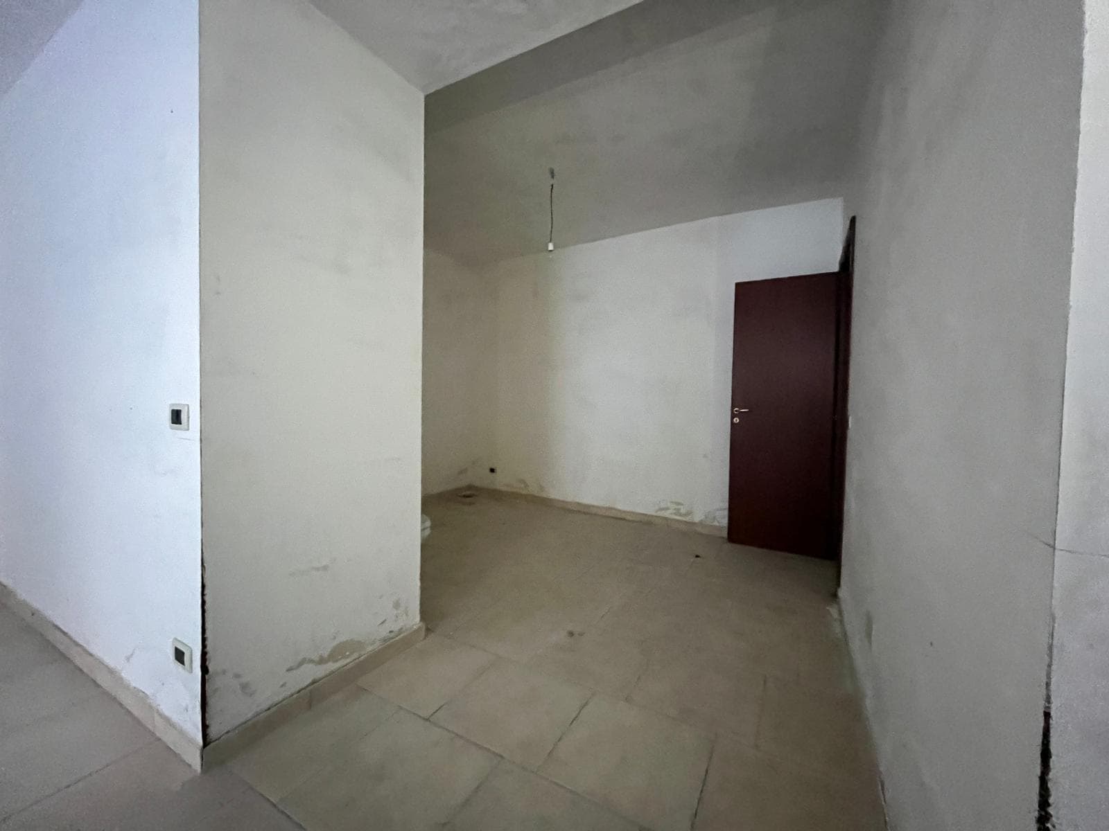 Appartamento in fase di ristrutturazione con pareti grezze e senza finiture, pronto per essere personalizzato. Ideale per chi cerca un investimento o una soluzione su misura.
