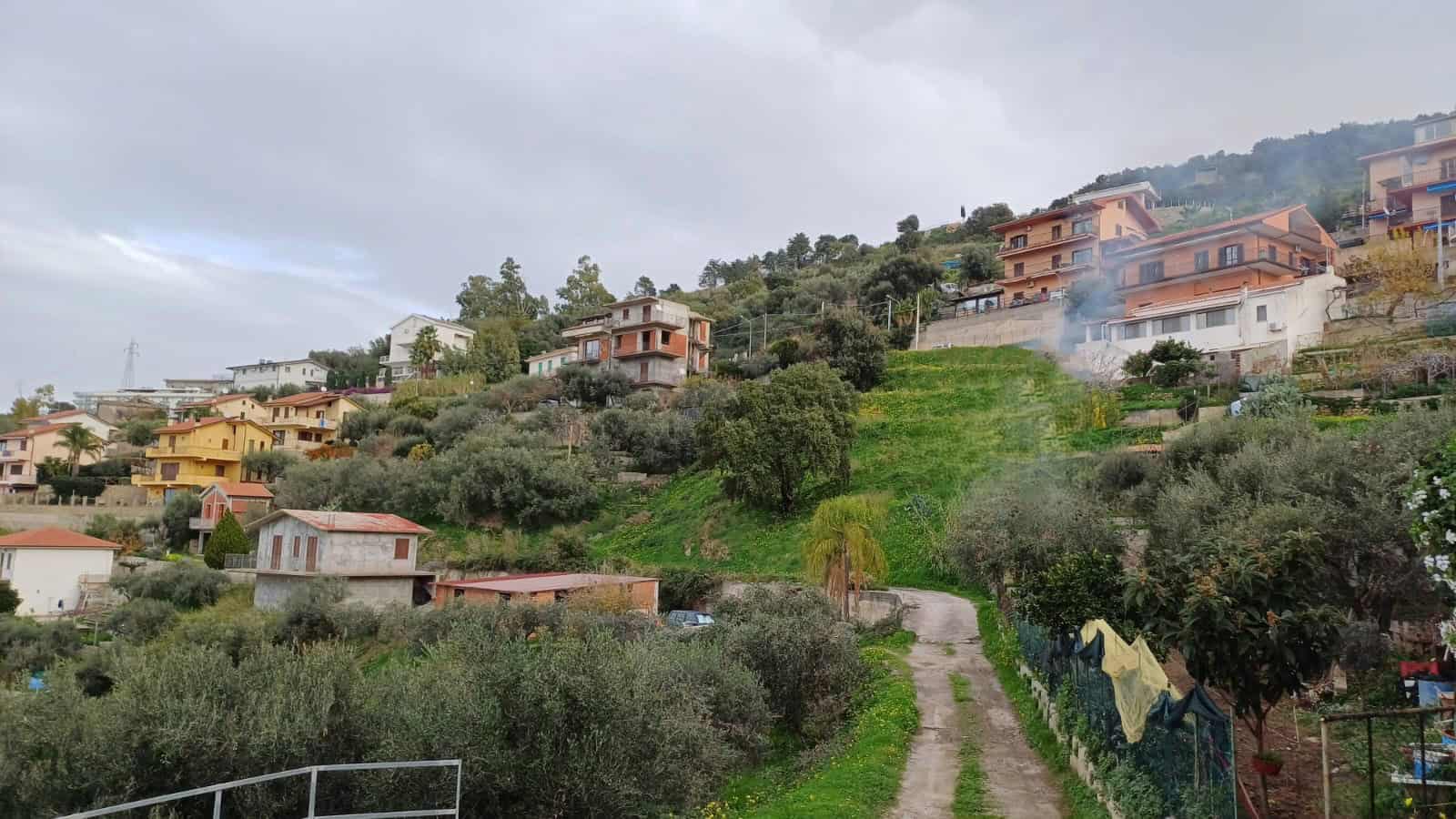 VISTA PANORAMICA DI CASE SU COLLINE IN QUARTIERE RESIDENZIALE, TERRAZZI, GIARDINI, PAESAGGIO NATURALE, VILLE SIGNORILI, Zona tranquilla, costruzioni moderne, ambiente naturale.