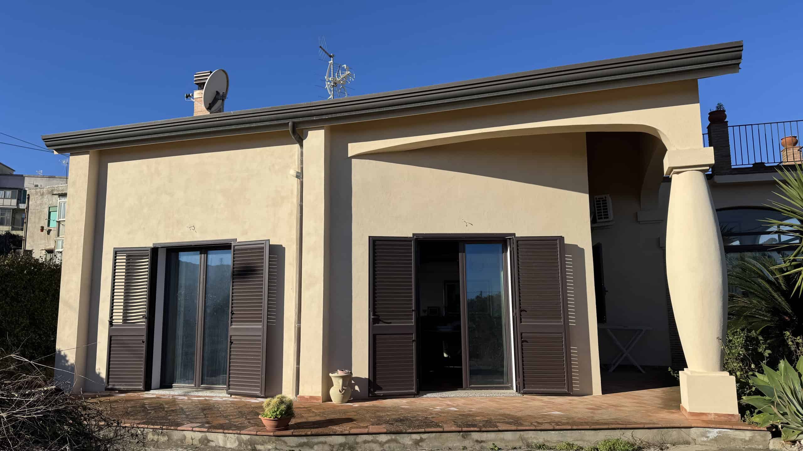 Lavanderia esterna moderna per case private con finestre con persiane scorrevoli, stile italiano con elementi di design elegante, ideale per valorizzare la casa su NextCasa.it.