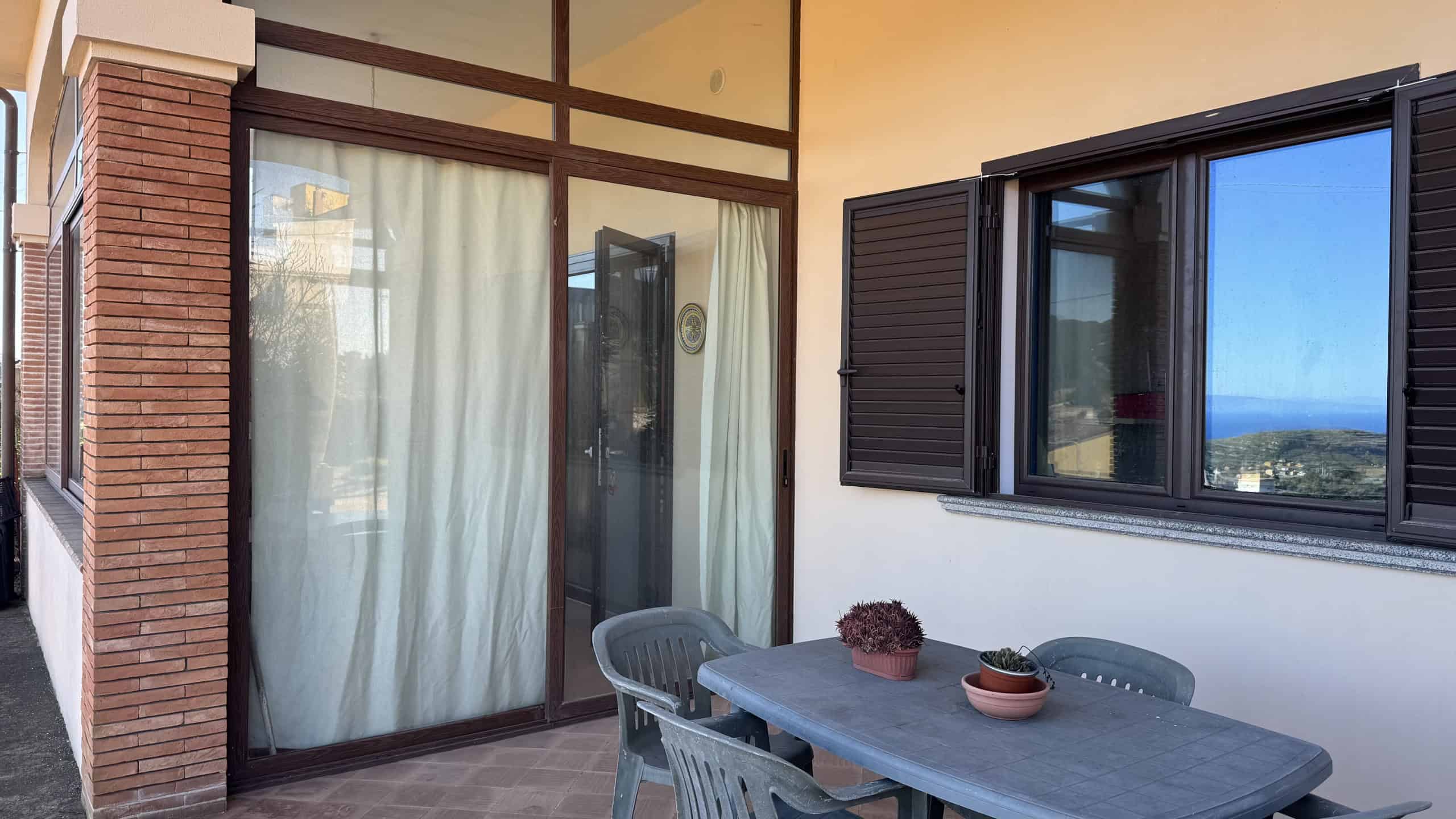 1. Balcone con finestra scorrevole e vista panoramica, ambiente esterno di casa in stile moderno, spazio abitativo con accesso a terrazza.