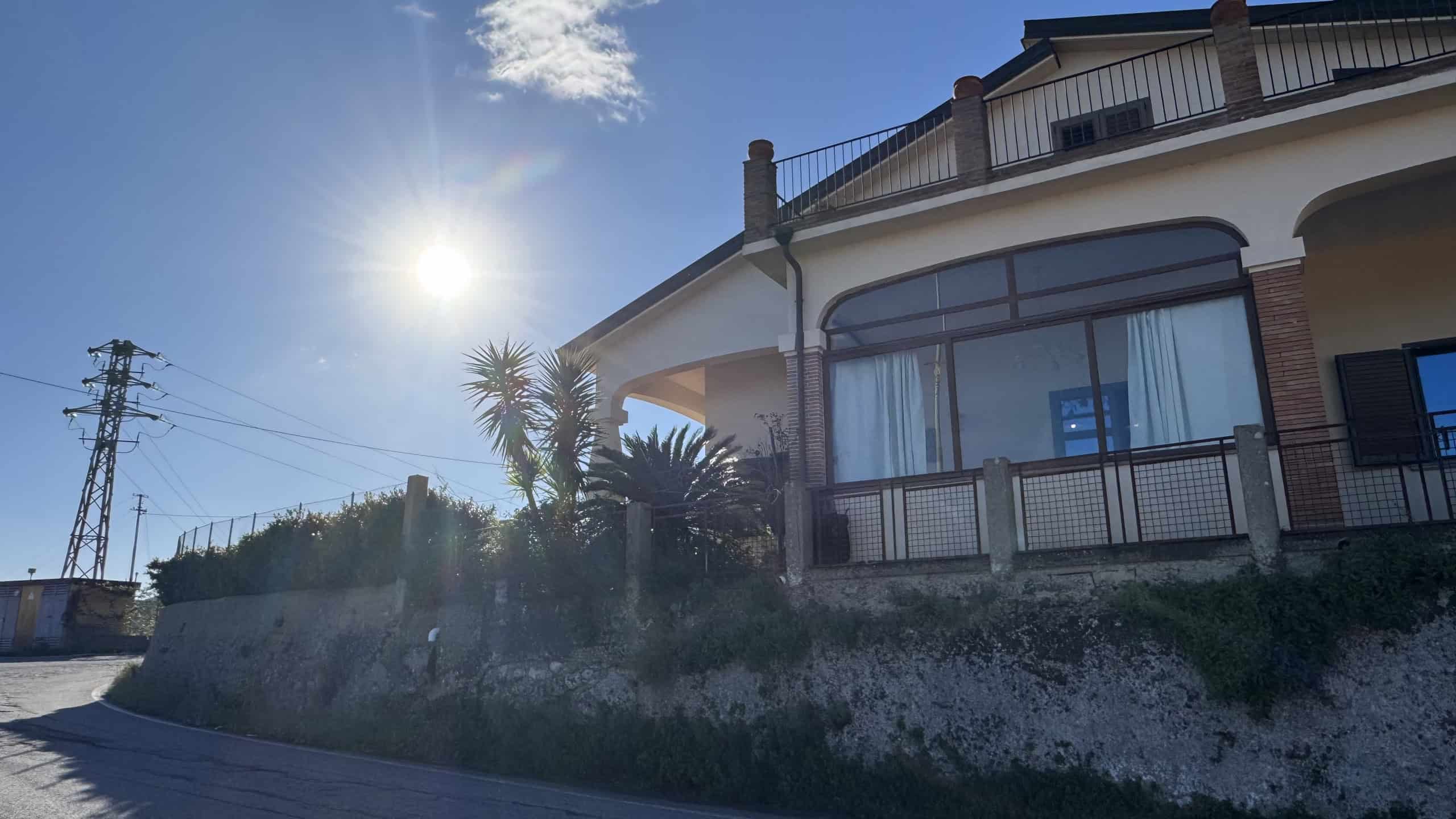 Casa al mare con ampio balcone e vista panoramica, immersa nel verde, perfetta per vivere in relax e stile. Ideale investimento immobiliare in località turistica.