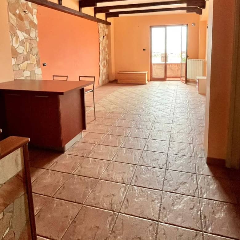 Ampia zona living con balcone e arredi moderni, l'abitazione in affitto vicino alle principali attrazioni, perfetta per vivere in relax a Napoli.