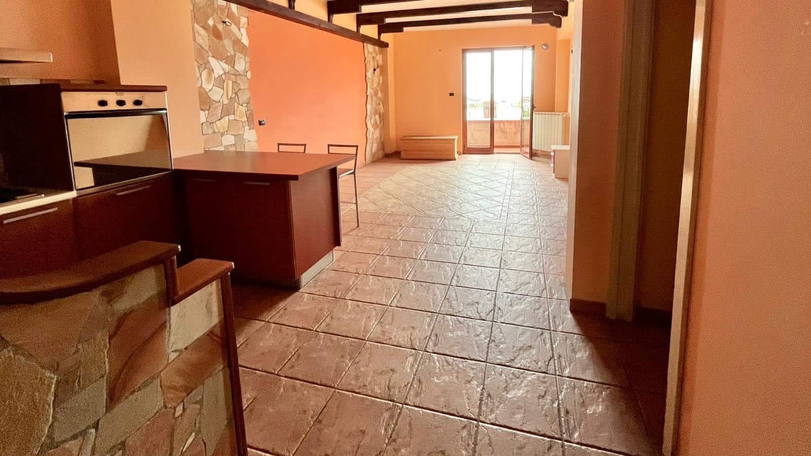 Ampia zona living con balcone e arredi moderni, l'abitazione in affitto vicino alle principali attrazioni, perfetta per vivere in relax a Napoli.