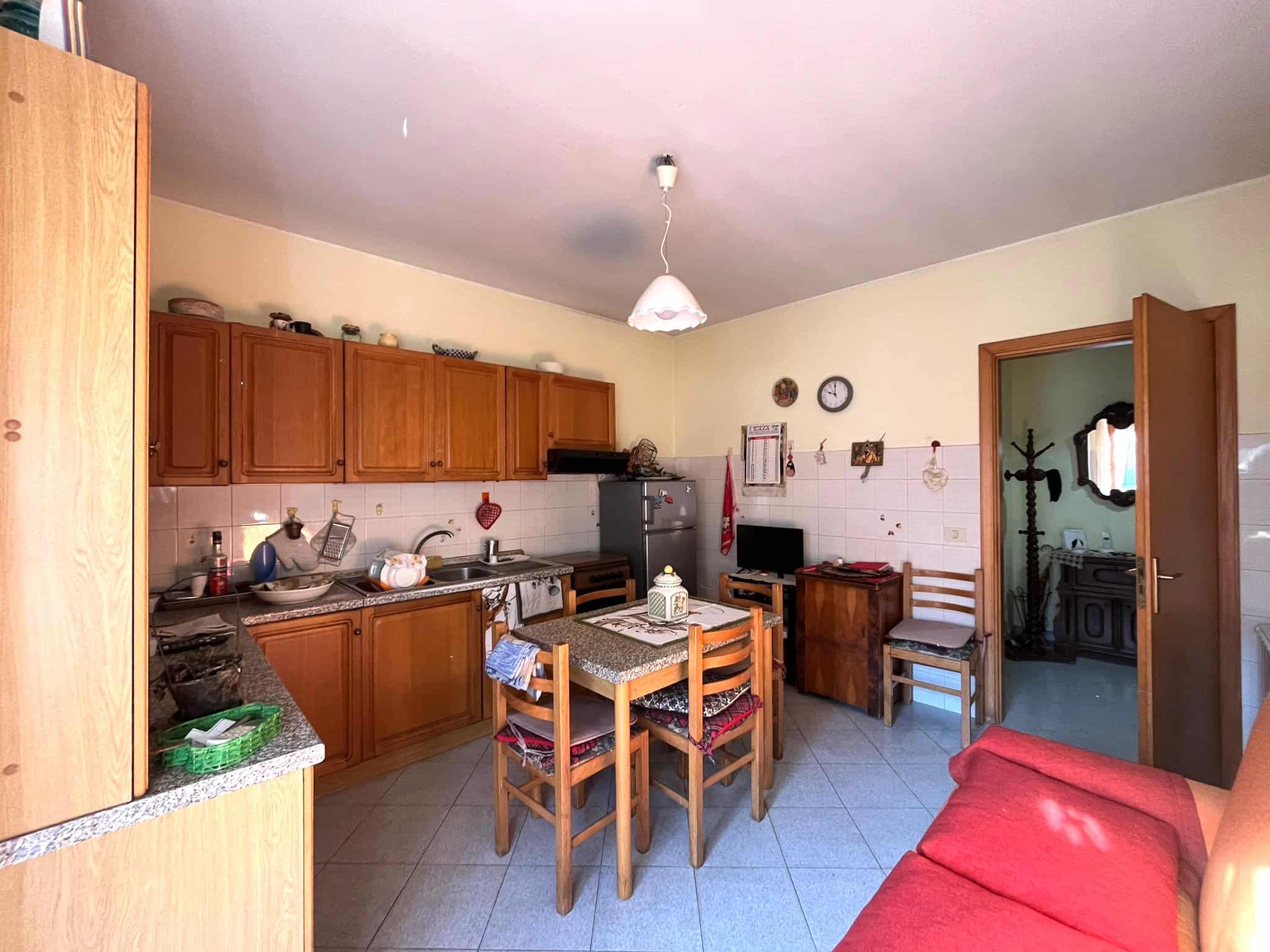 1. Cucina immersa nello stile classico con mobili in legno e zona pranzo centrale in una casa a NextCasa.