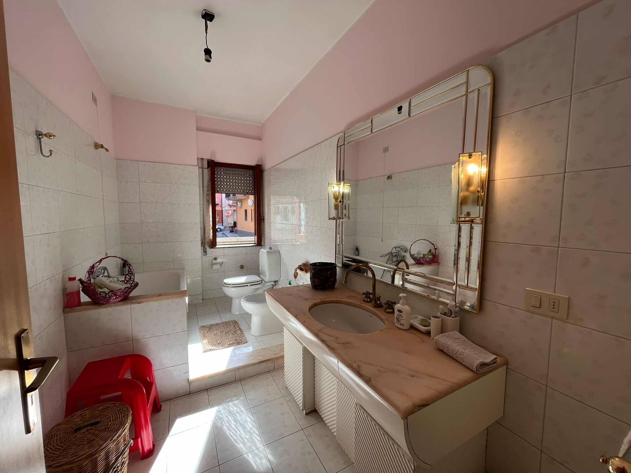 LAVABO E SPECCHIO MODERNO IN BAGNO COMPLETO DI WC E VASCA DA BAGNO, AMBIENTE CHIARO E SPAZIOSO, IDEALE PER INTERVENTI IMMOBILIARI E VENDITE IMMOBILIARI, ARREDATO CON ESTETICA CLASSICA E FUNZIONALE.