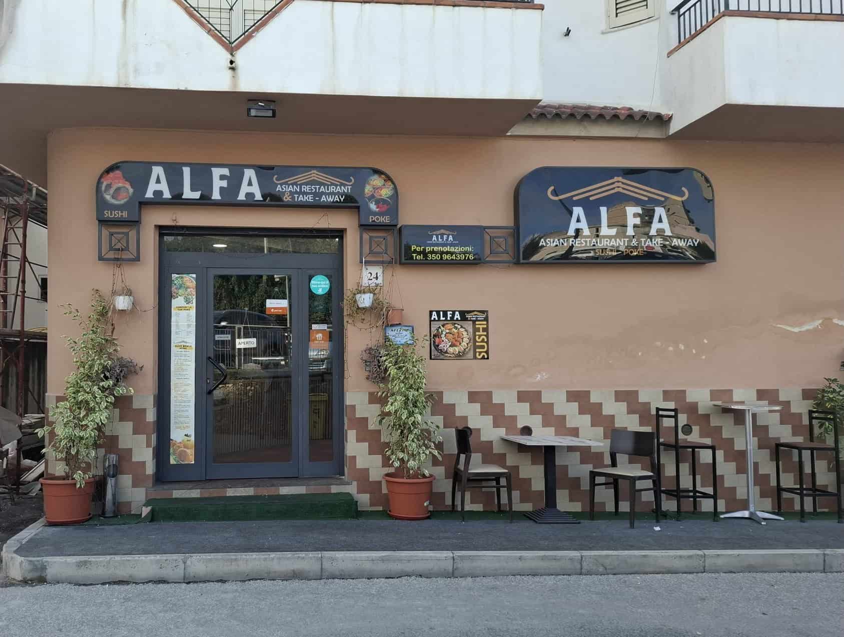 Entrata del ristorante ALFA con segnaletica e decorazioni esterne, piante in vaso e sedie all'aperto, ambiente accogliente e autentico per gustare piatti asiatici a Taranto.