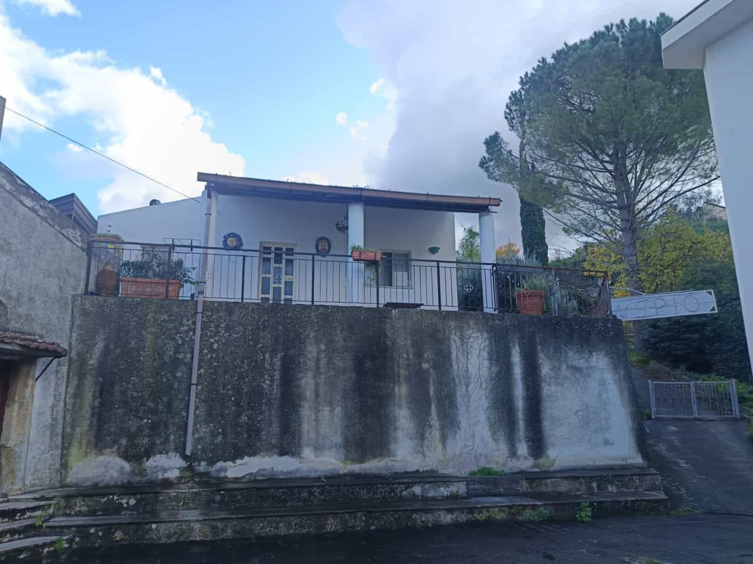 Casa indipendente su più livelli con terrazza e giardino, vista panoramica, in zona residenziale tranquilla, ideale per famiglie e investimenti immobiliari.