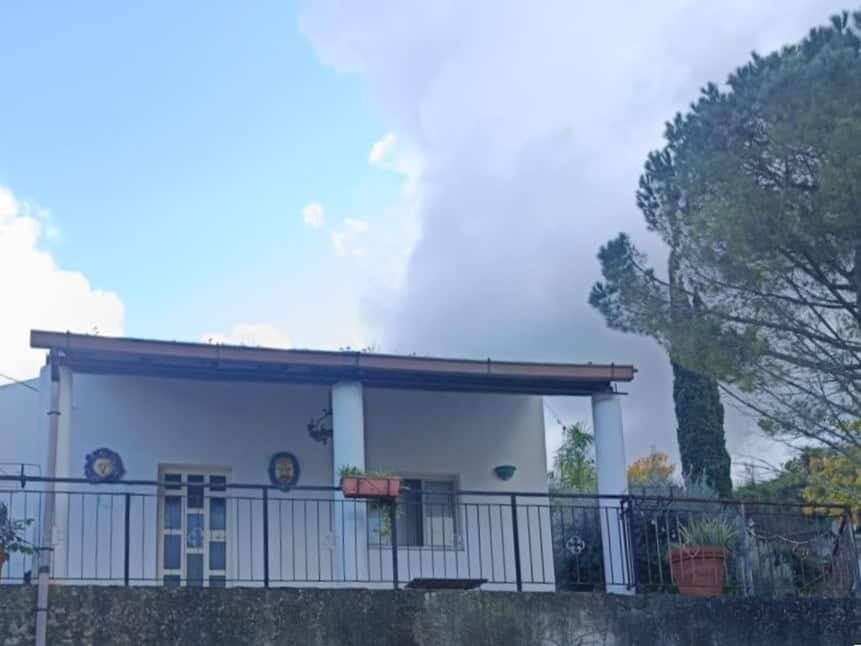 Casa indipendente con terrazza panoramica, circondata da alberi e natura, ideale per vivere in tranquillità e comfort. Perfetta soluzione immobiliare per chi cerca una casa in zona verde e tranquilla.