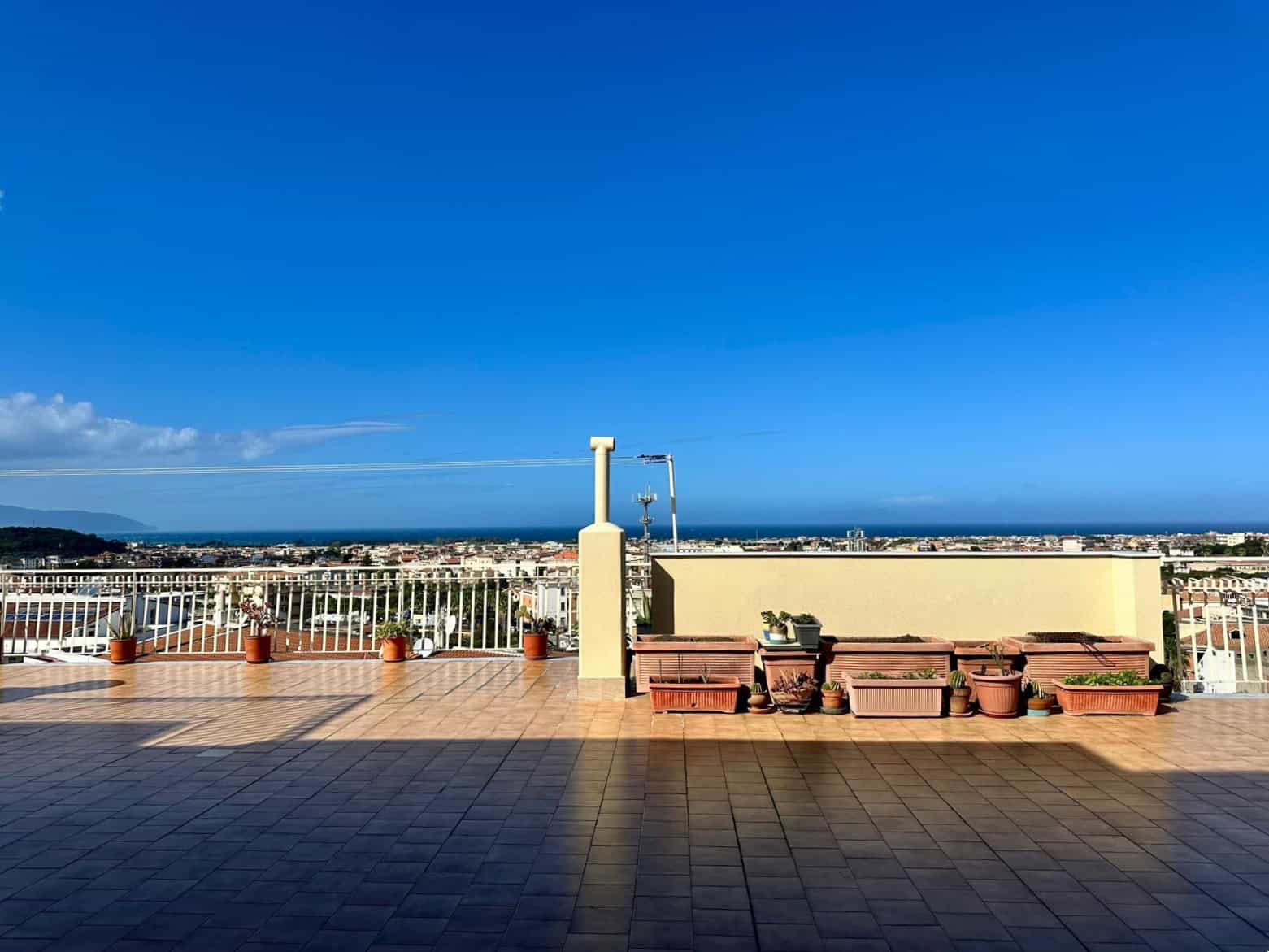 Vista panoramica dal terrazzo con vista mare e cielo azzurro, ideale per immobili con spazi esterni e vista mare in vendita o affitto a NextCasa.