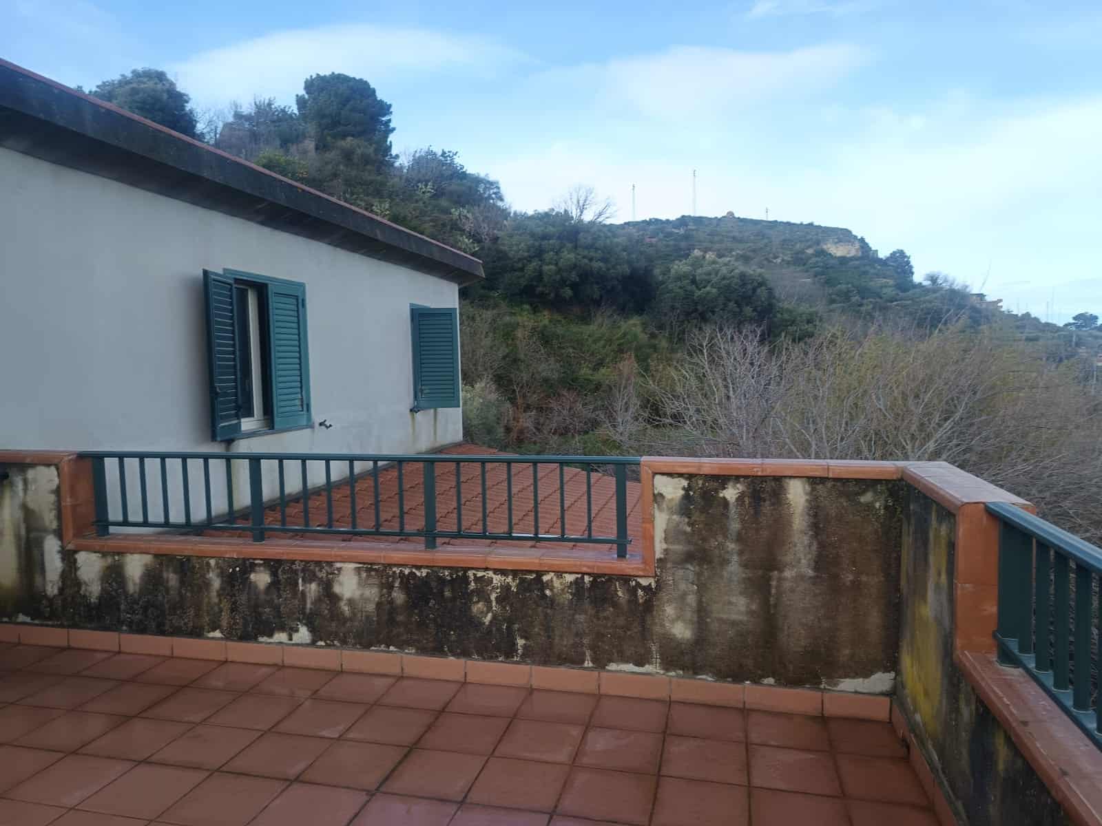 Ampia terrazza con vista panoramica sulla natura e colline, ideale per relax e momenti all'aperto, in un contesto residenziale tranquillo vicino a servizi e spazi verdi.