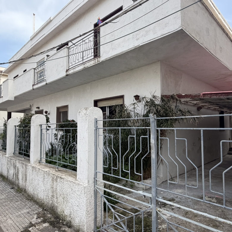 Casa indipendente con giardino e garage in zona residenziale, struttura moderna e ben mantenuta, ideale per famiglie in cerca di comfort e privacy.