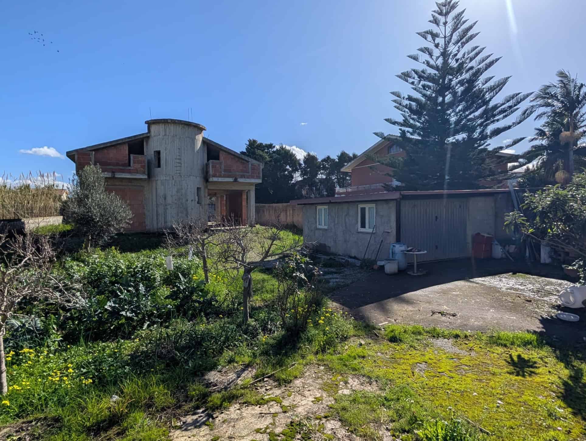 Villa indipendente in costruzione con giardino e vista panoramica, situata in zona tranquilla. Ideale per chi cerca una casa personalizzabile immersa nella natura, vicino a servizi e aree verdi.