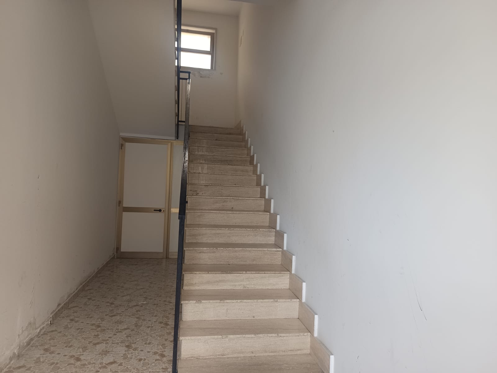 Escal staircase in a residential building with natural light, modern design, and minimalist style.