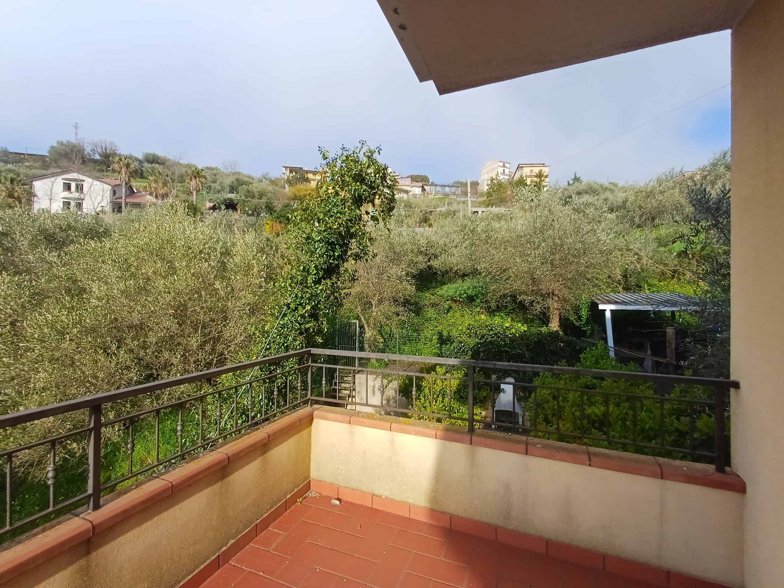 Balcone di una casa in vendita a Ficarra con vista su colline e vegetazione, ideale per relax e panorami.