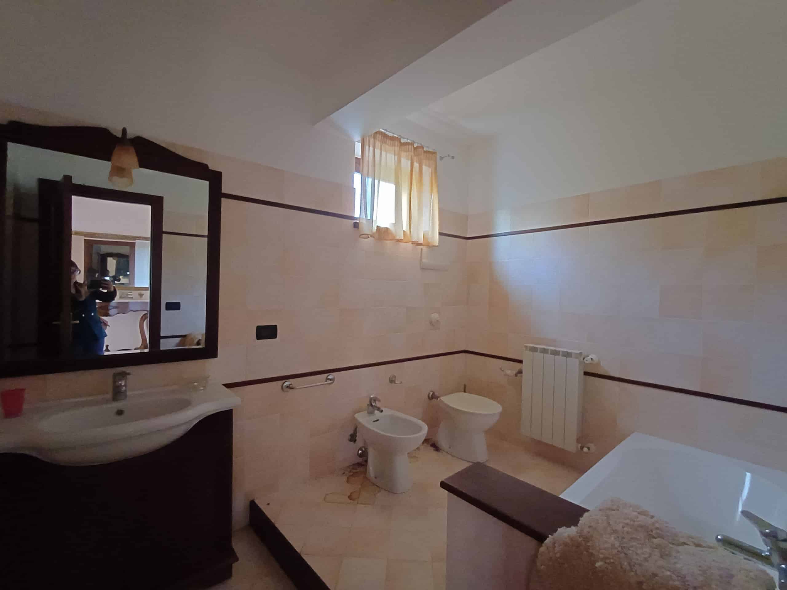 Bagno con bidet, WC, vasca e lavabo in una casa indipendente a Ficarra, Me.