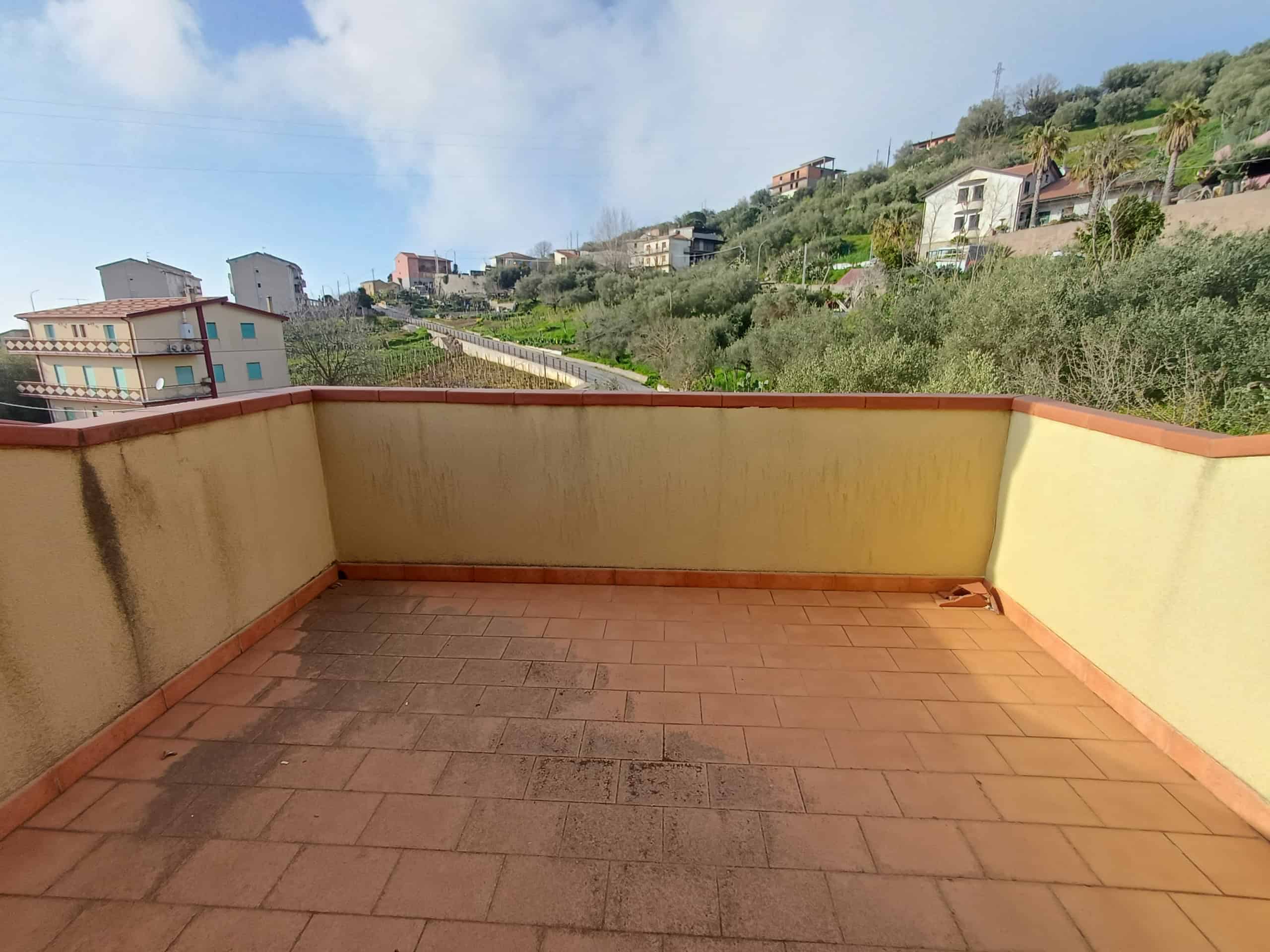 Ampia terrazza con vista panoramica su Ficarra, ideale per relax e momenti all'aperto.