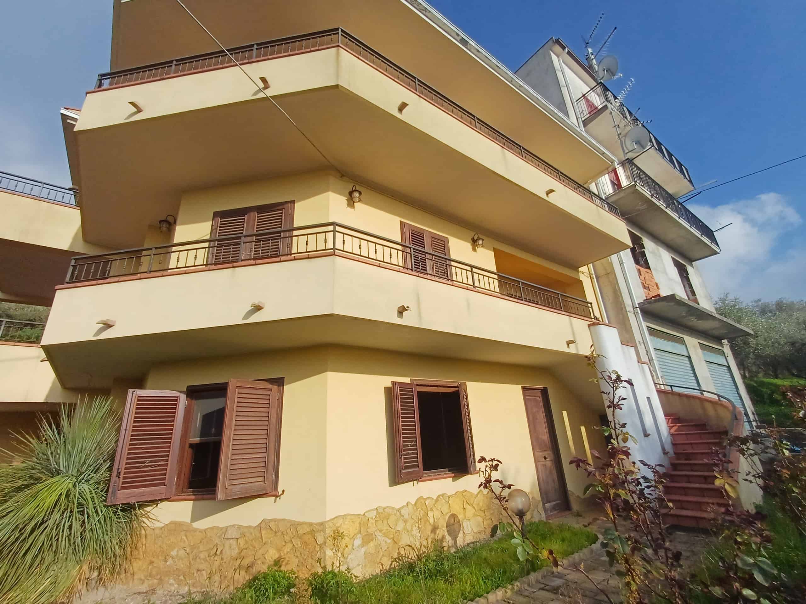 Immobile residenziale a Ficarra con tre piani, balconi e giardino, vicino a servizi e natura, ideale per famiglie in cerca di tranquillità.