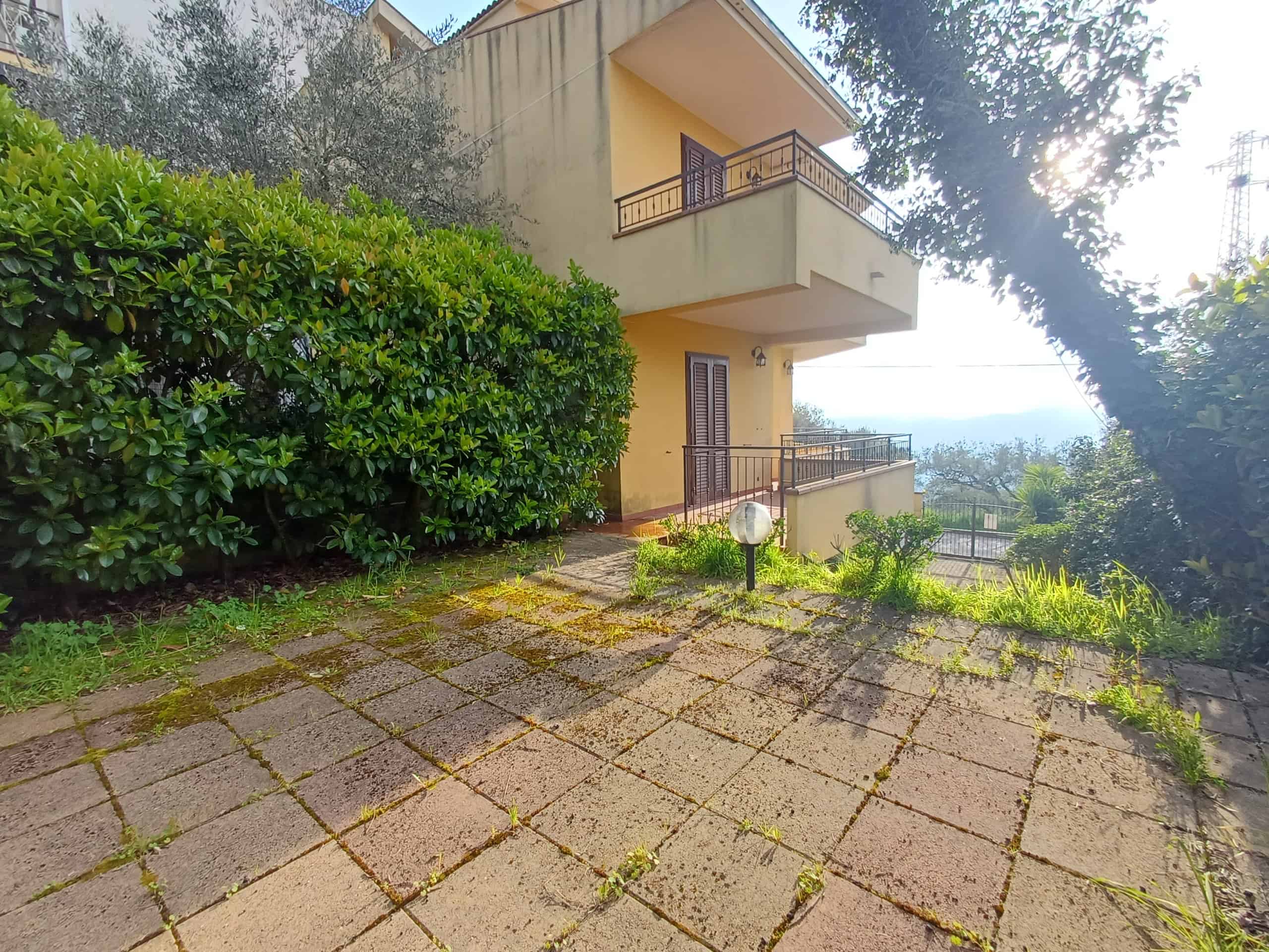 Casa indipendente con giardino e terrazza a Ficarra, Sicilia, con vista panoramica sulla campagna circostante.