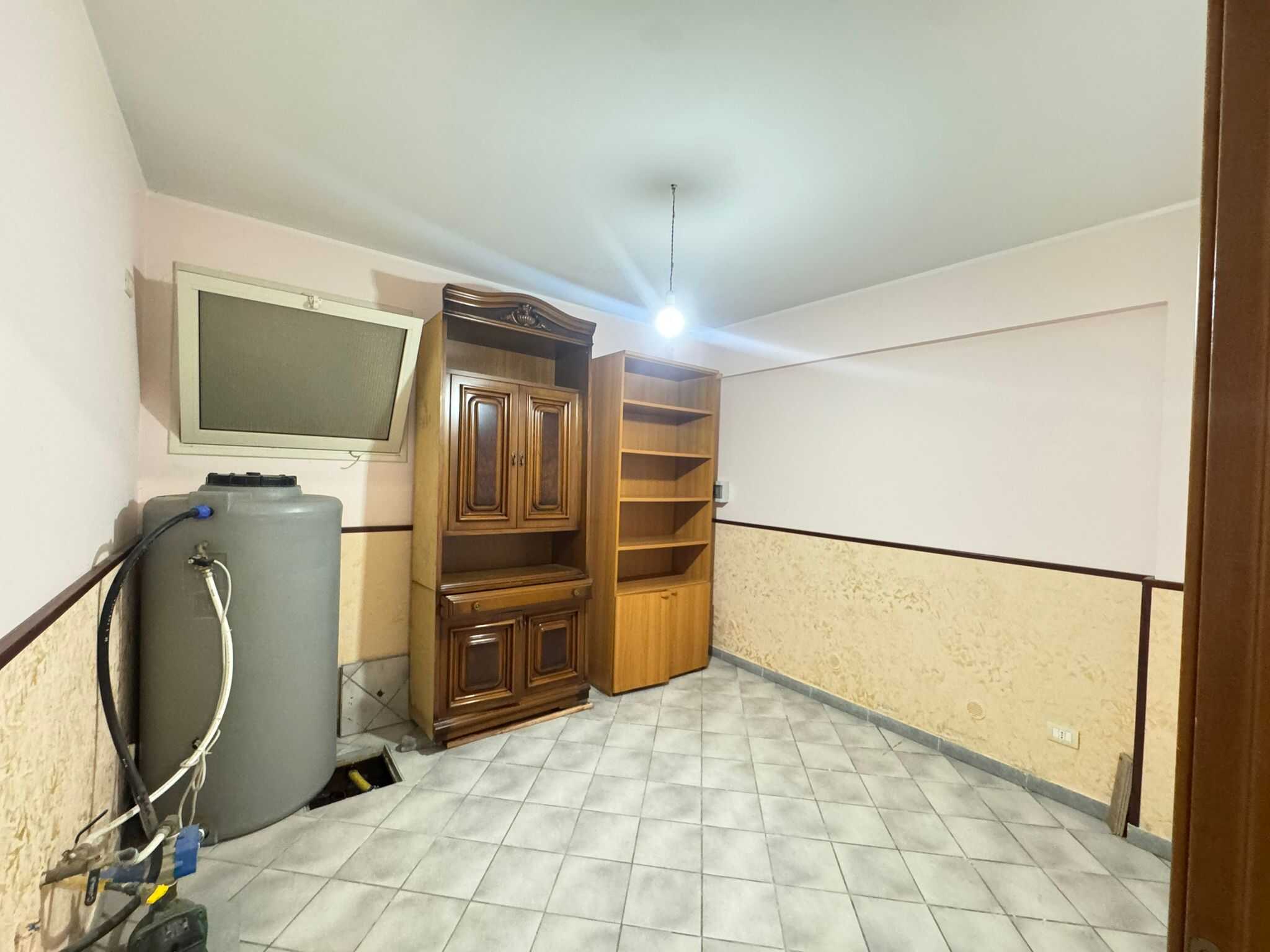 Pompa di calore e sistema di riscaldamento in una stanza spaziosa con pavimento in piastrelle e pareti decorate, ideale per il comfort domestico e il risparmio energetico.