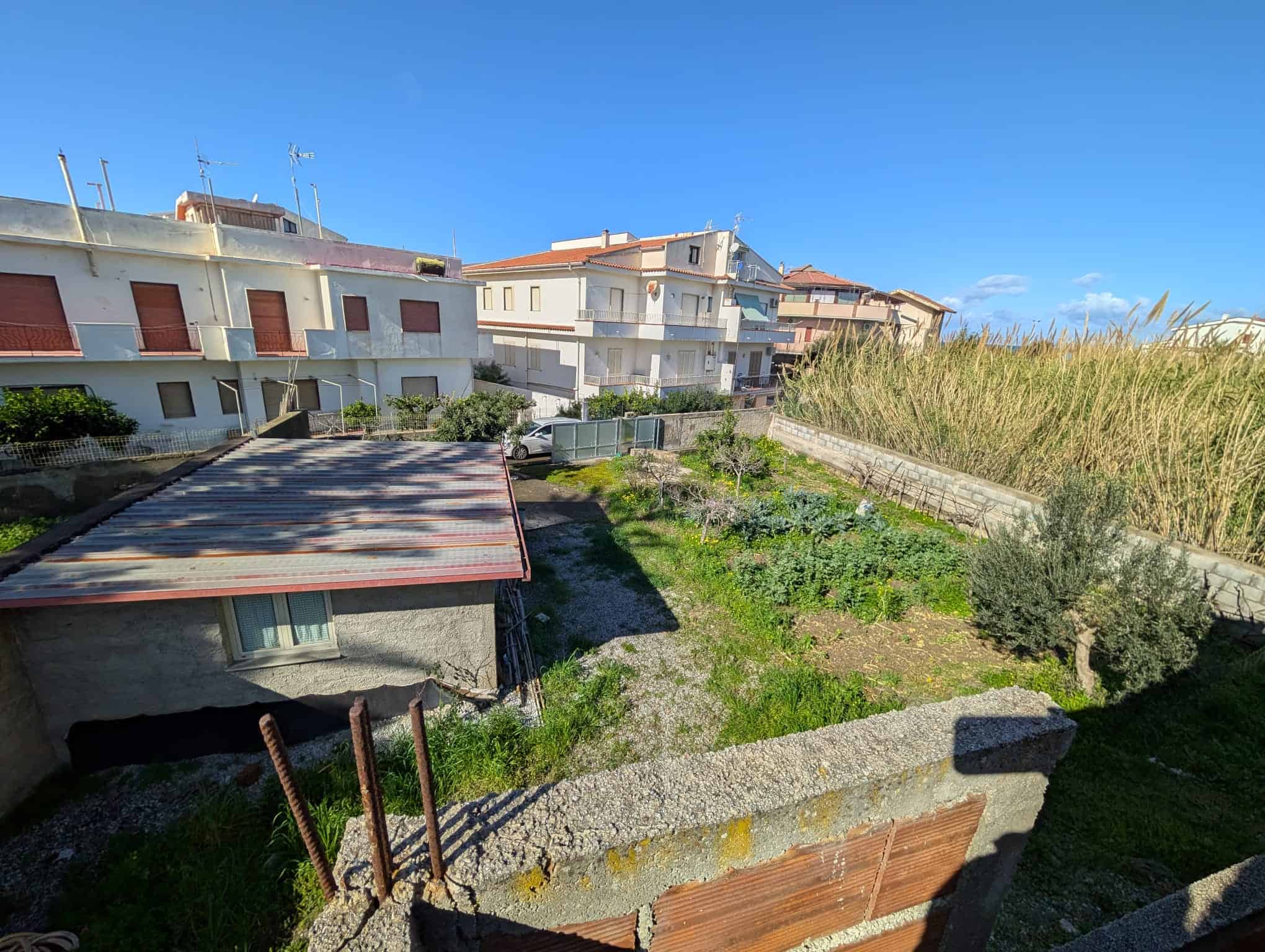 Terreno edificabile in zona residenziale a pochi minuti dal centro città, con vista su case e giardini, ideale per costruire una casa unifamiliare o un investimento immobiliare.