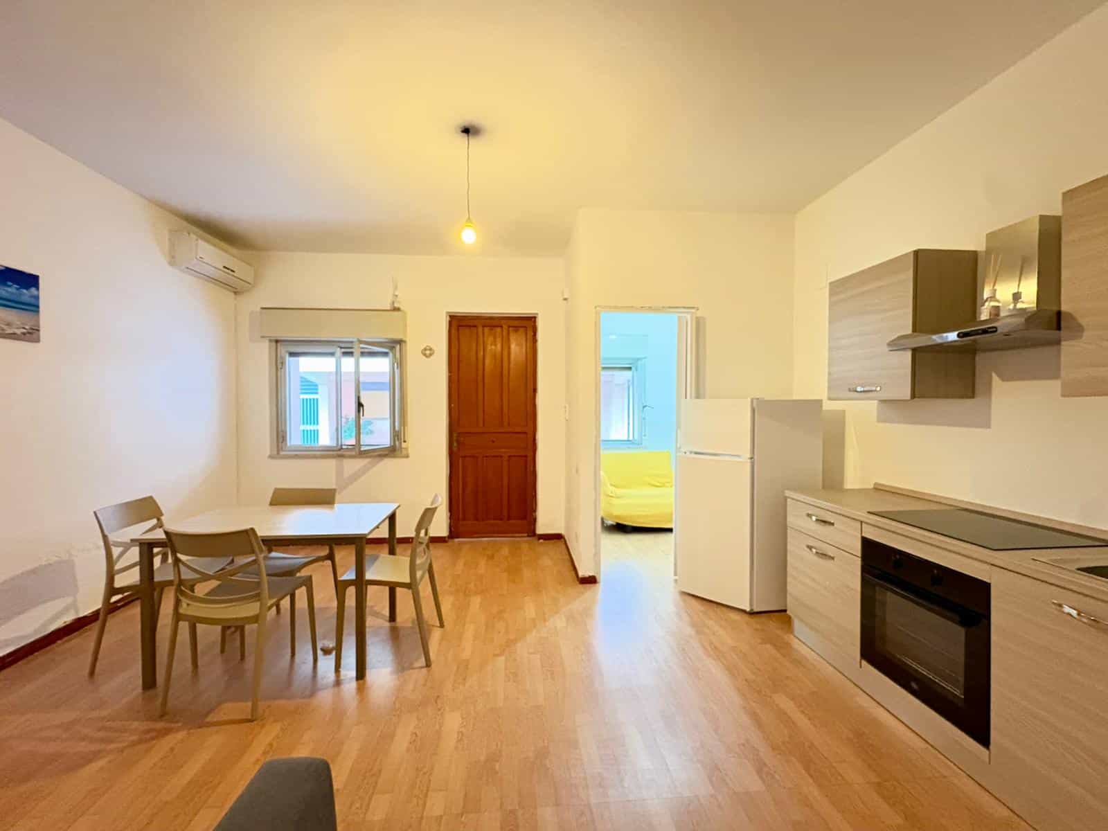 Appartamento moderno con cucina attrezzata, zona pranzo e camera da letto luminosa, ideale per soggiorni confortevoli e funzionali a NextCasa.