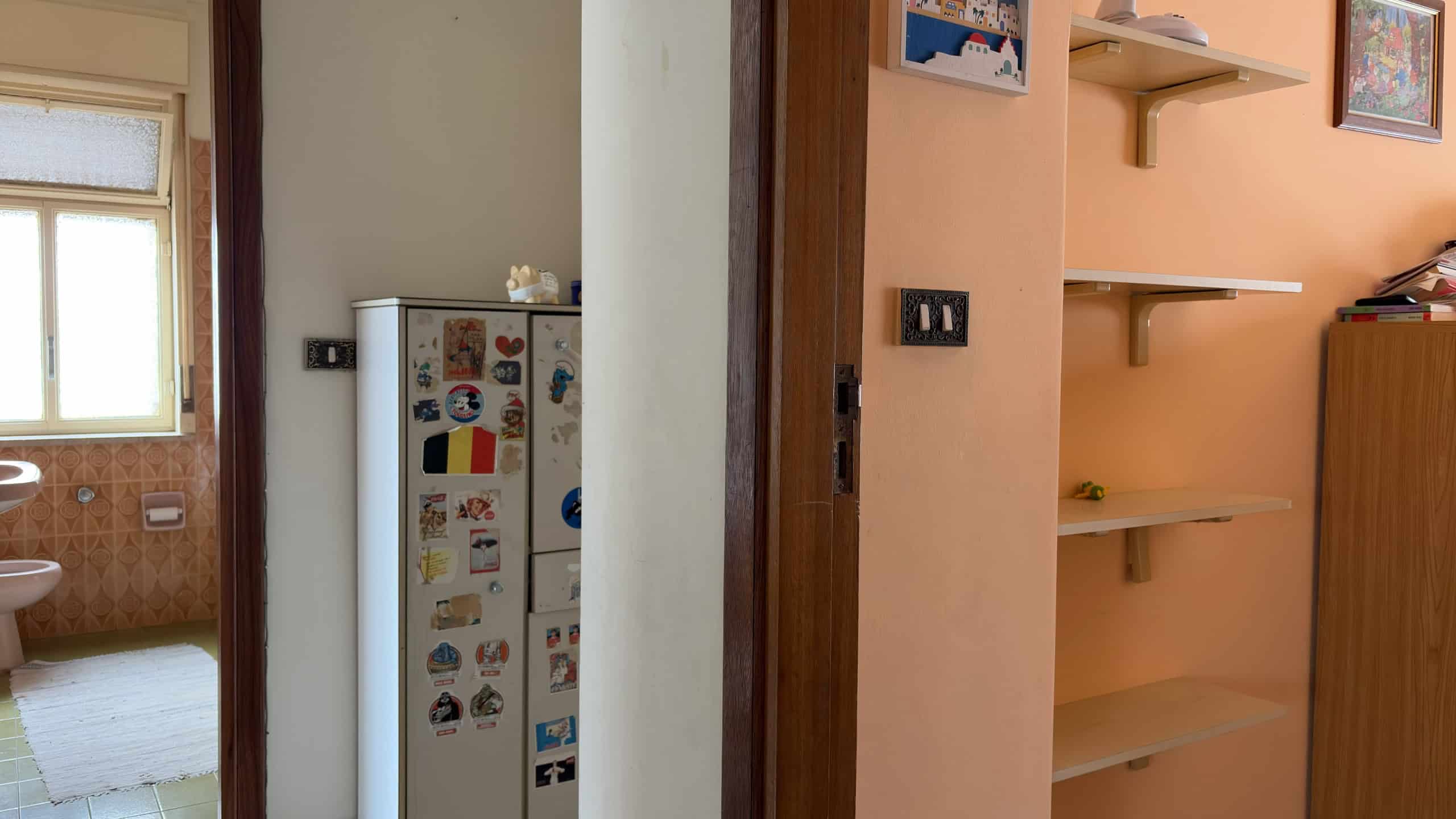 Armadio bianco con adesivi colorati in una stanza luminosa, ideale per la casa moderna.