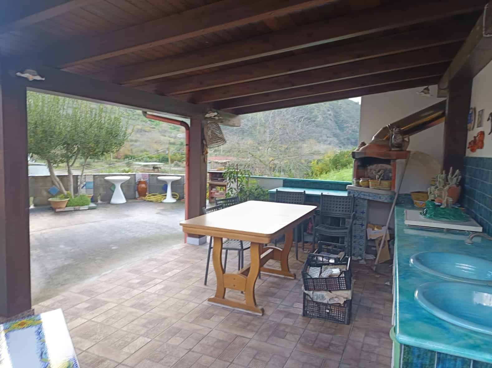 Tavolo da esterno in giardino con vista panoramica, ideale per pranzi all'aperto e momenti di relax in ambienti esterni accoglienti e ben arredati.