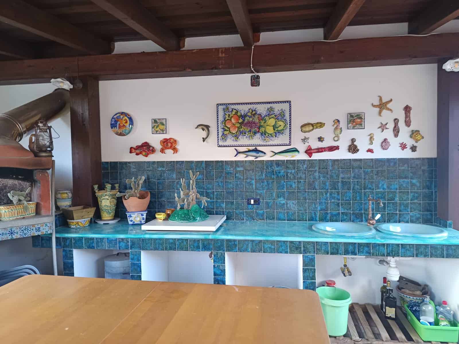 Pannello decorativo con tema marino, piastrelle blu, e oggetti di decorazione come conchiglie, stelle marine e pesci, ideale per ambienti nautici o di vacanza.