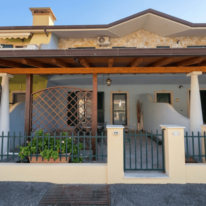 Casa con area giochi per bambini, veranda coperta e giardino, in zona residenziale, NextCasa, immobiliare Italia.