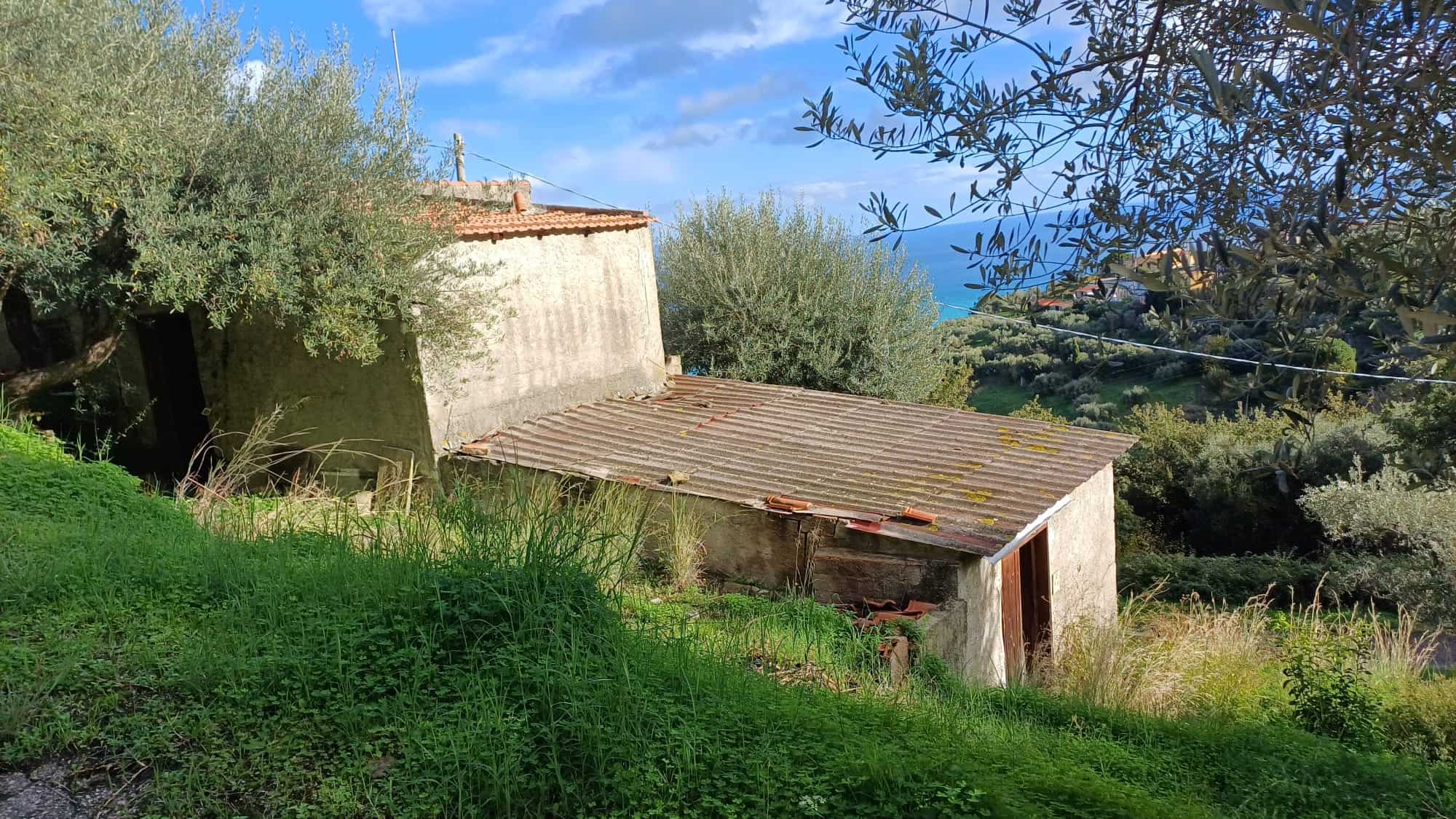 Vista panoramica di una casa indipendente in vendita in C.da Marmaro, Capo d'Orlando, con vista sul mare e sulla natura circostante.