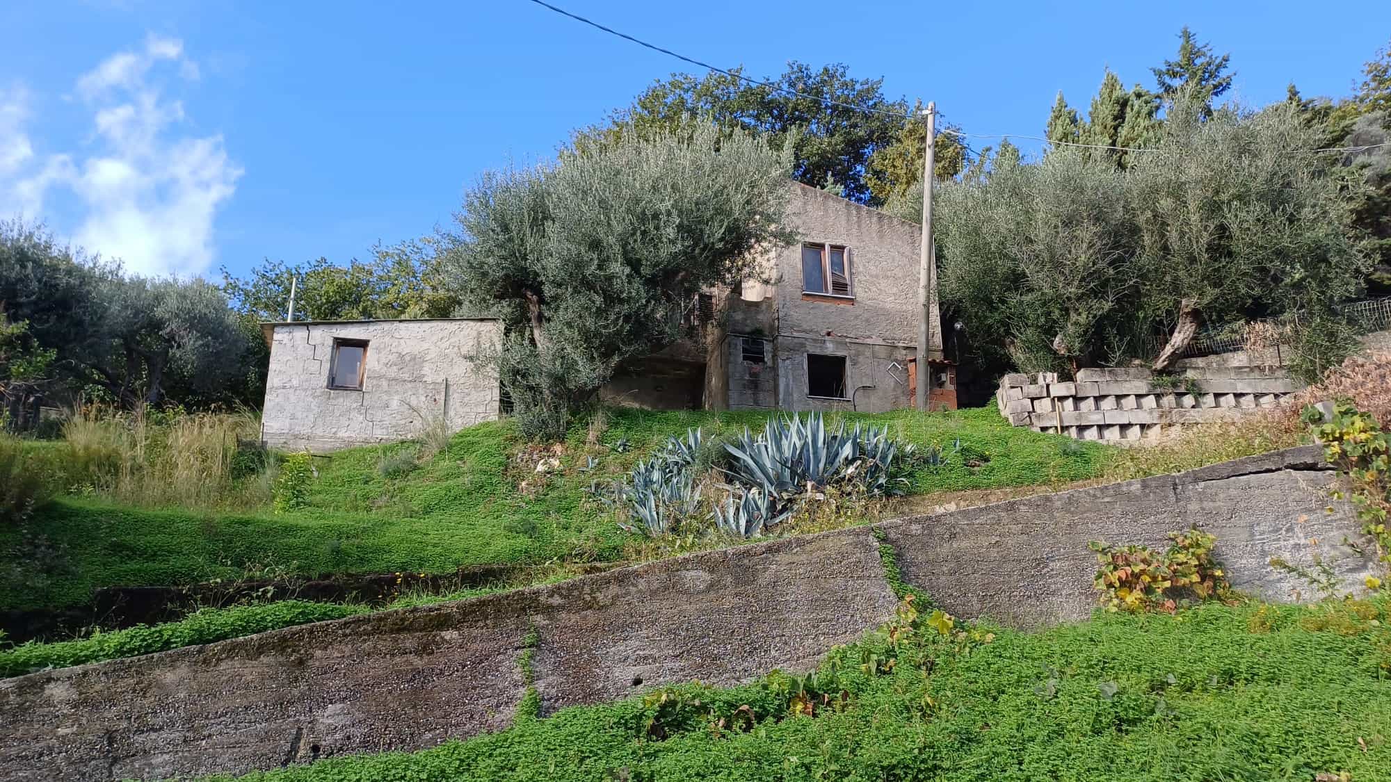 Casa indipendente in vendita in C.da Marmaro, Capo d'Orlando, con vista su giardino e olivi, in zona tranquilla e panoramica.