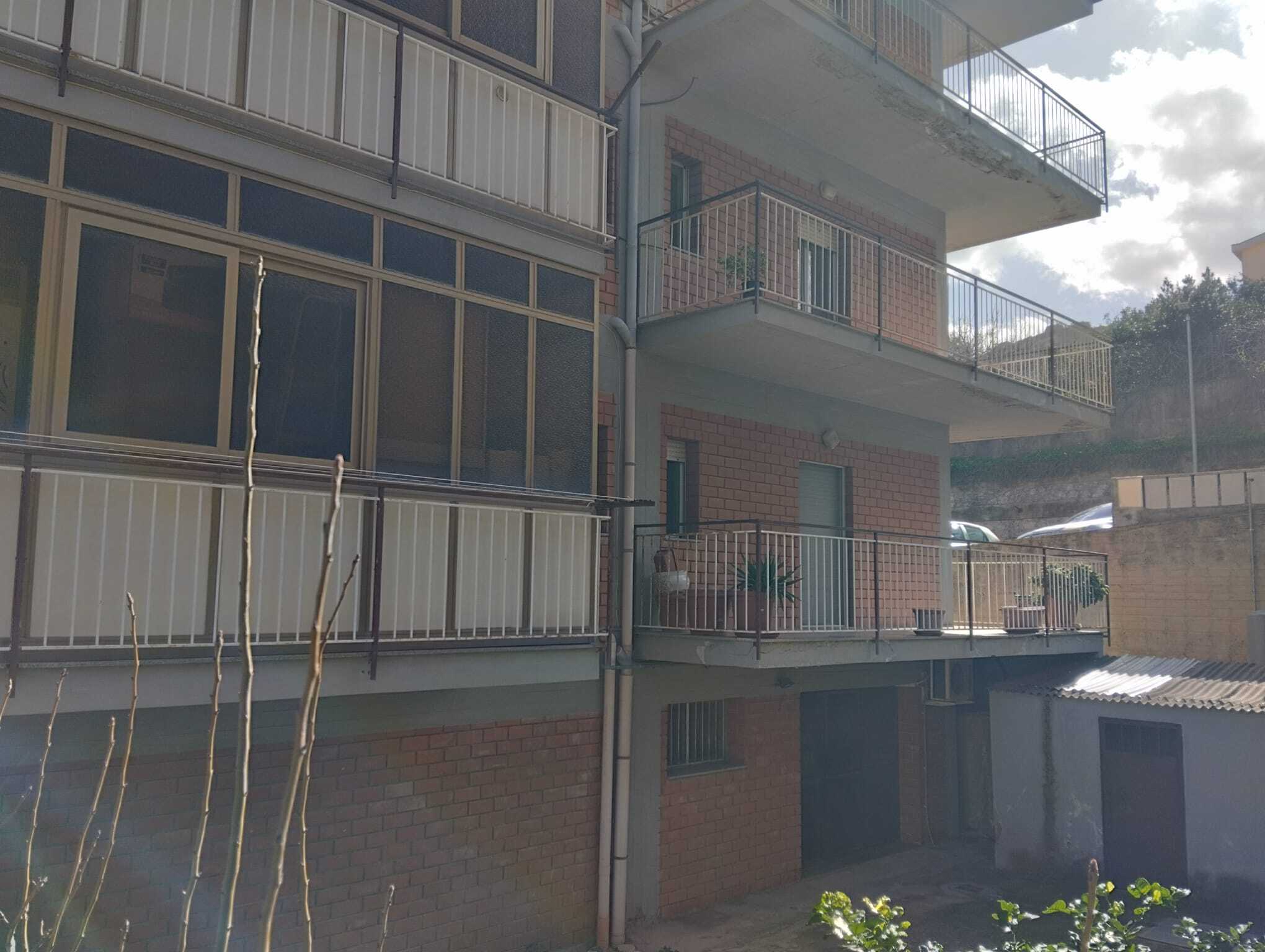 Ampio appartamento con balconi e vista panoramica, edificio residenziale moderno in zona tranquilla, ideale per famiglie e investitori immobiliari.