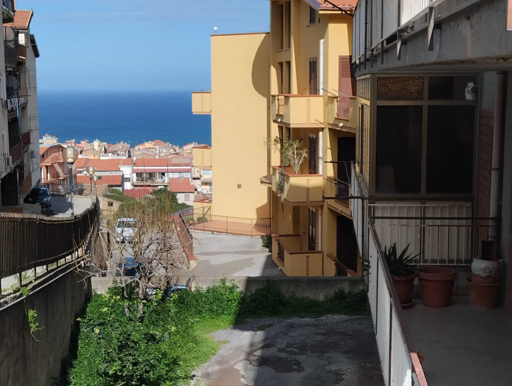 Balcone con vista mare e città, appartamento in affitto a NextCasa, zona residenziale con spazi verdi e panorami suggestivi, ideale per vivere in tranquillità vicino al mare.
