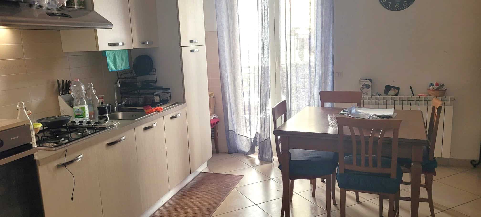 Appartamento arredato con cucina moderna e zona pranzo, ideale per affitti turistici o residenziali, con luce naturale e spazio funzionale.