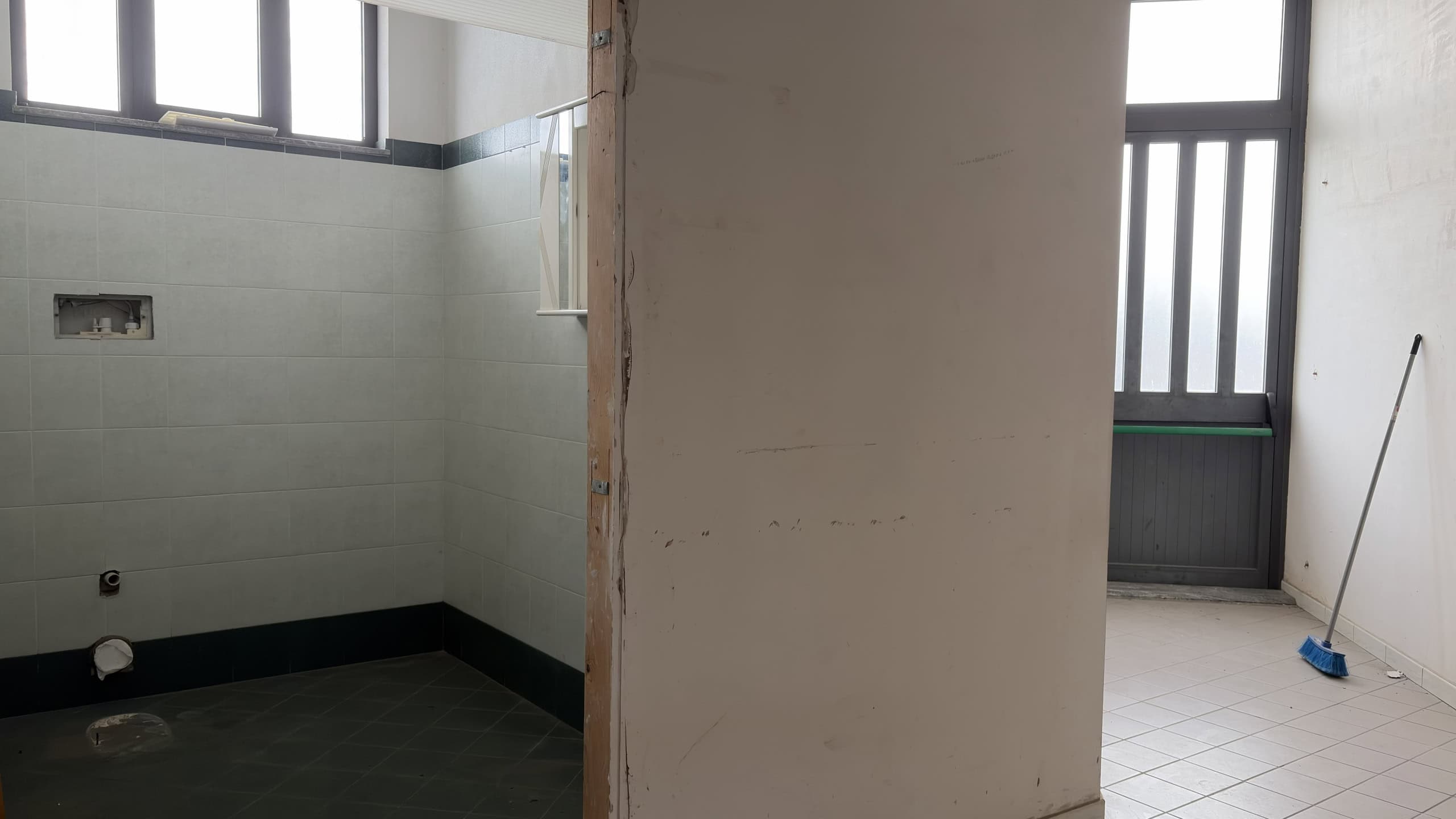 Ampia stanza in fase di ristrutturazione con pareti in cartongesso e pavimento in piastrelle, pronta per essere trasformata in un ambiente abitabile o ufficio. Ideale per progetti di ristrutturazione.