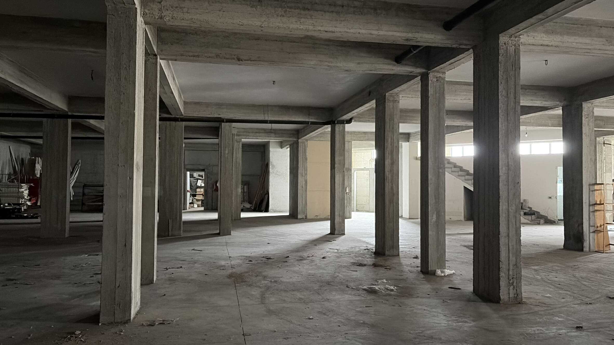 Appartamento in costruzione con struttura in cemento armato, pronto per finiture interne, spazio aperto e luminoso, ideale per realizzare la casa dei sogni.