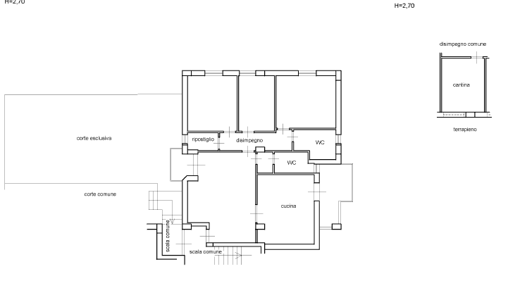 Ampia planimetria di una casa residenziale con dettagli di stanze, cucina, WC e aree esterne, ideale per progetti di ristrutturazione e design di interni.