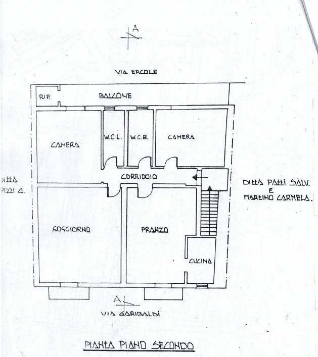 Ampia planimetria di un appartamento con due camere da letto, soggiorno, cucina, bagno e balcone, ideale per chi cerca una soluzione spaziosa e funzionale in zona residenziale.