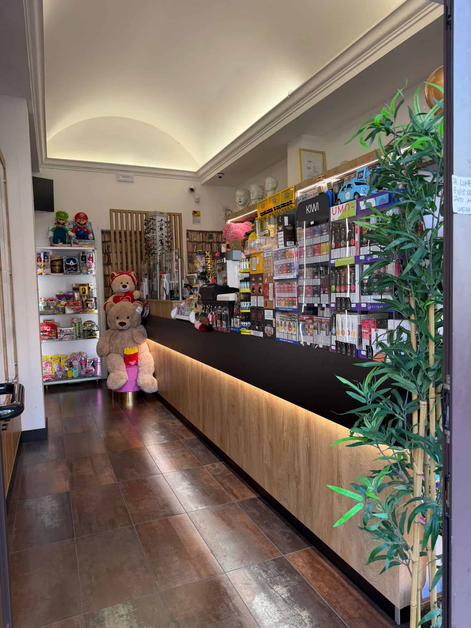 Pannello di vendita con giocattoli e articoli per bambini in un negozio NextCasa, ambiente luminoso e accogliente con decorazioni colorate e scaffali ben organizzati.
