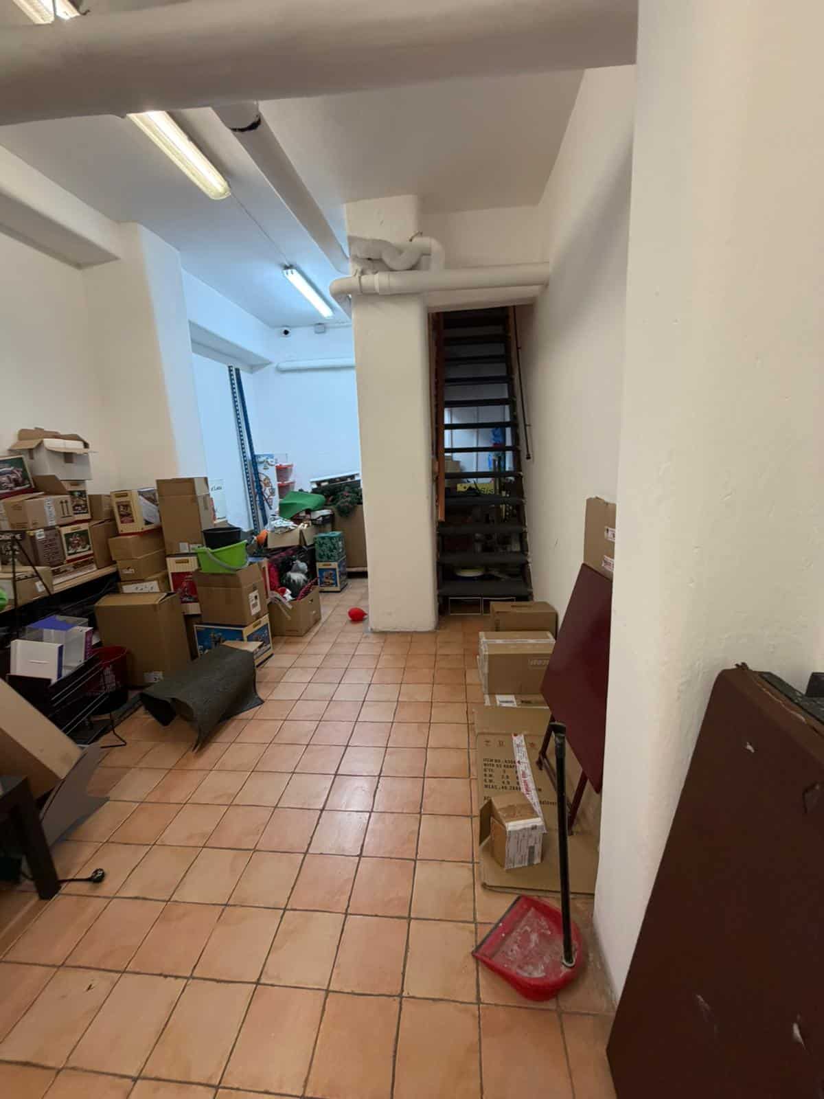 Pannello di immagini di un'area di deposito o magazzino con scatole e materiali vari, vicino a una scala in un ambiente interno ben illuminato.