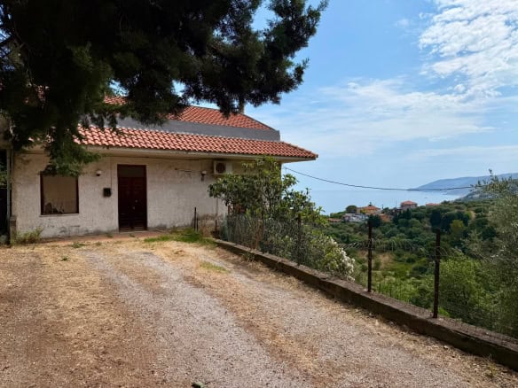 Casa indipendente in vendita a Capo d'Orlando con vista mare e giardino, immersa nel verde.
