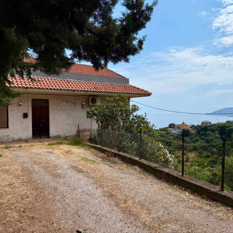 Casa indipendente in vendita a Capo d'Orlando con vista mare e giardino, immersa nel verde.